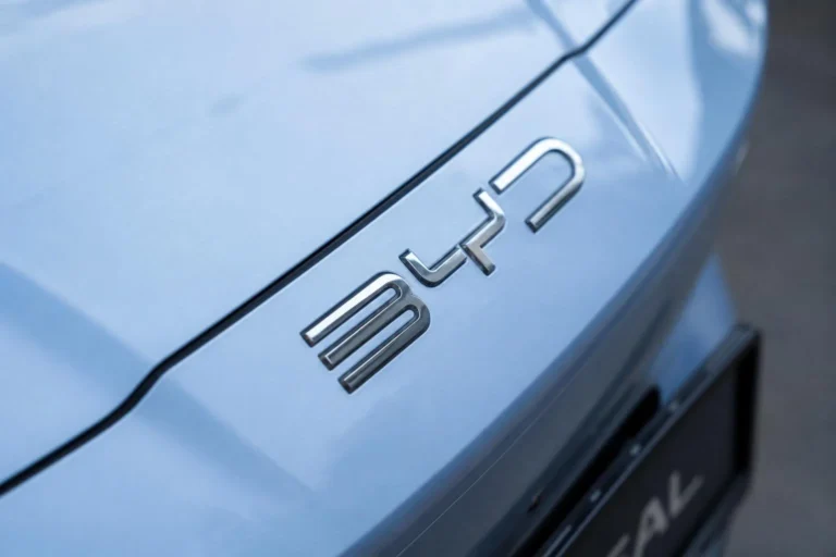 BYD lança primeiro carro híbrido plug-in flex produzido no Brasil