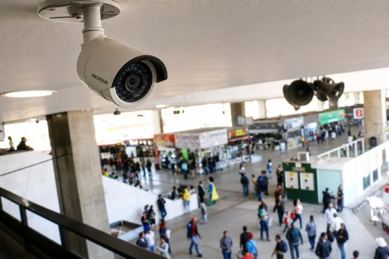 Câmeras com IA já identificam comportamentos suspeitos no Brasil, mas levantam riscos