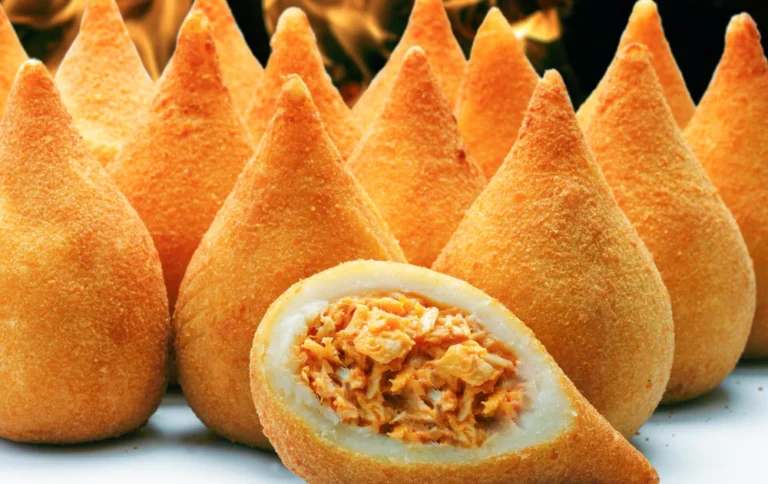 Coxinha de mandioca recheada com carne seca