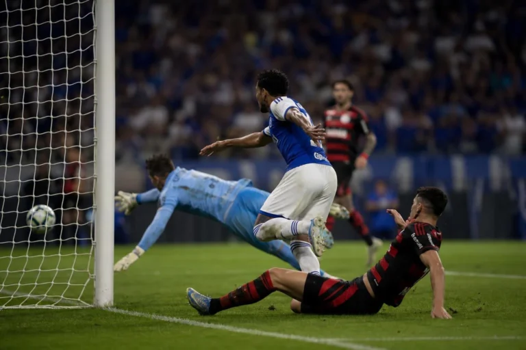 De virada, Cruzeiro vence Flamengo e impede rival de assumir liderança do Brasileirão
