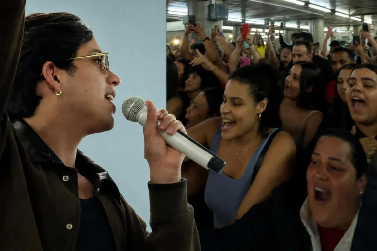 Léo Foguete faz show acústico surpresa na Estação da Sé, em São Paulo