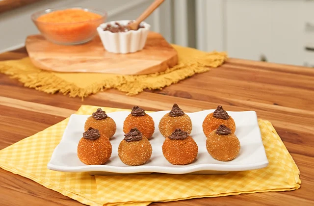 Receita de brigadeiro de cenoura recheado com Nutella rende 10 porções