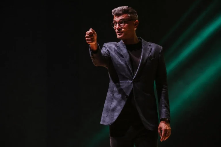 Tiago Brunet agradece ao público após noite de autógrafos em São Paulo
