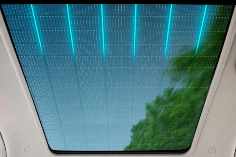 Vidro solar para carros começa a ser vendido na China, mas não substitui a energia do moto…