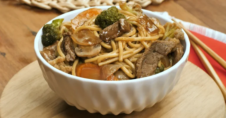 Yakisoba com carne e legumes