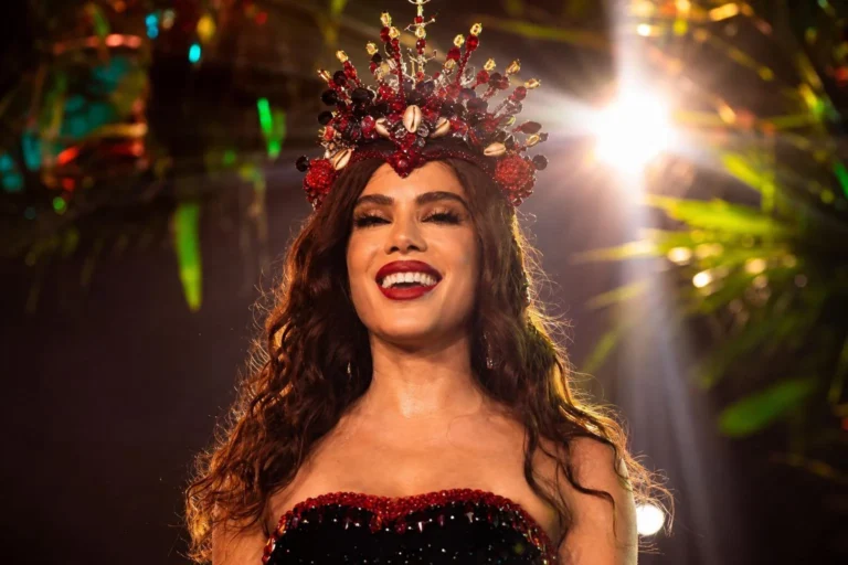 Anitta é coroada rainha de bateria da Acadêmicos do Grande Rio em Duque de Caxias