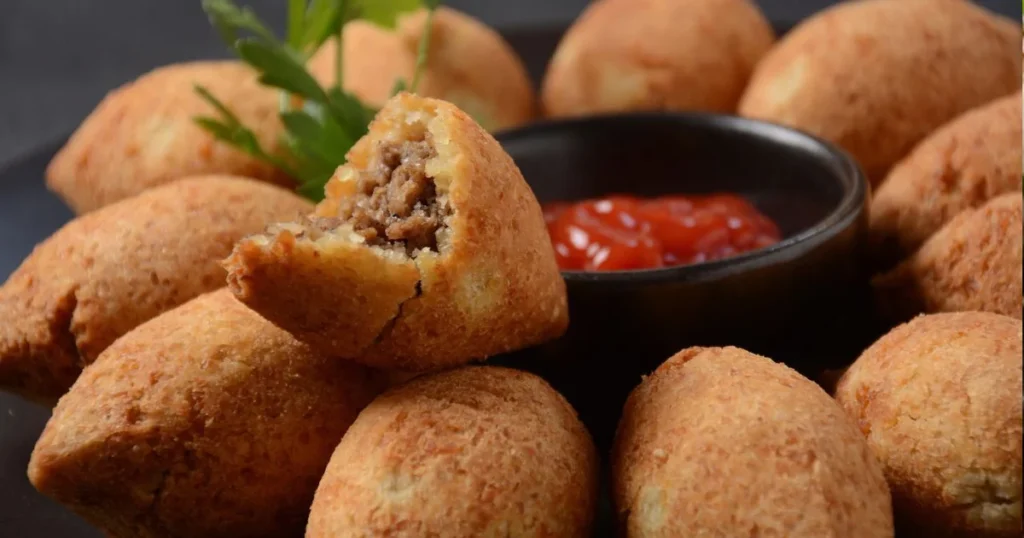 Bolinho de mandioca na airfryer crocante e sequinho com recheio de carne moída