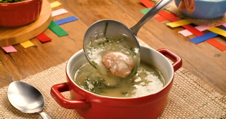 Caldo verde tradicional com batata, couve e linguiça calabresa