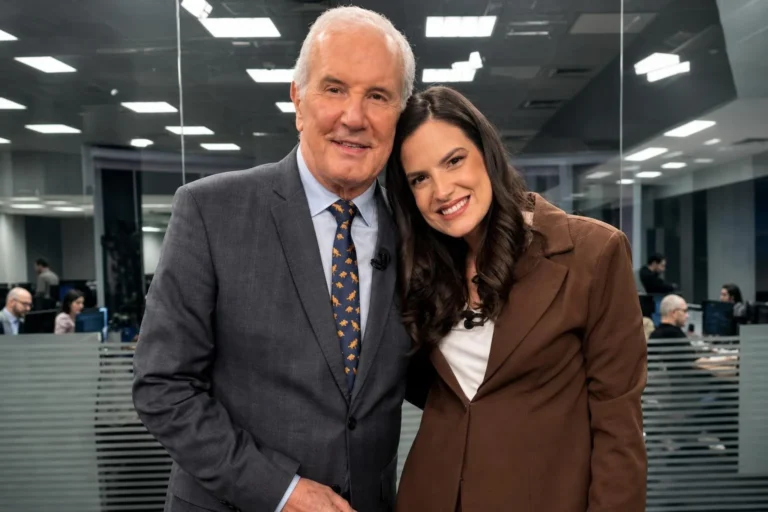 Celso Freitas se emociona ao receber homenagem de aniversário no SBT Notícias