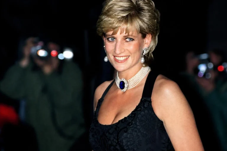 Charles Spencer diz que paixão levou Diana a seguir com casamento com Charles