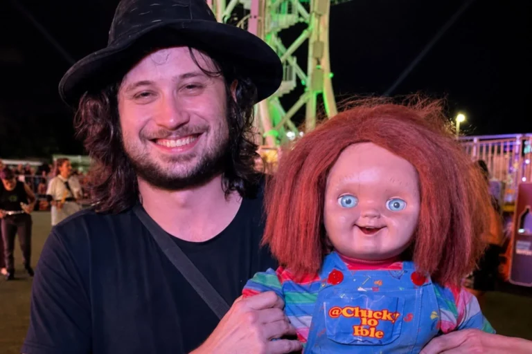 Chucky acompanha músico e vira atração no primeiro dia do Rock in Rio 2026