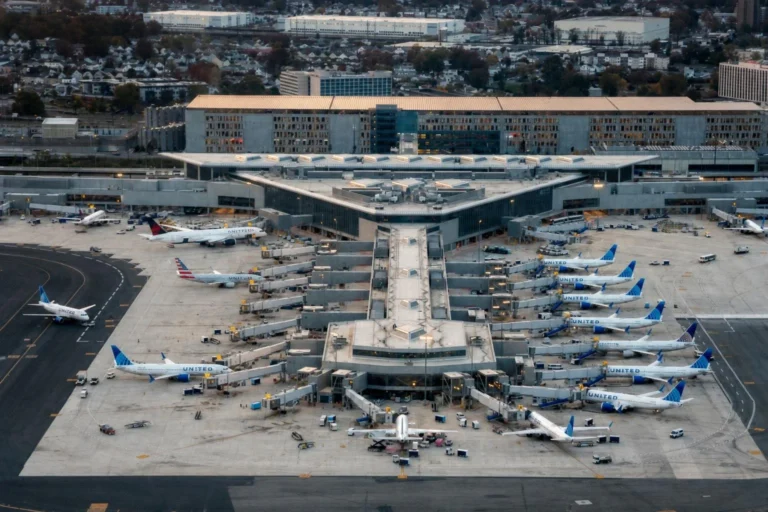 Corte de cabo de fibra óptica desvia 165 voos e afeta aeroportos nos Estados Unidos