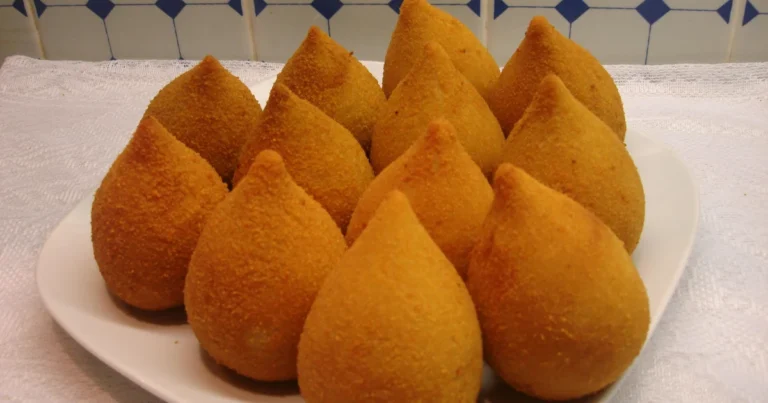 Coxinha com massa de farinha e batata