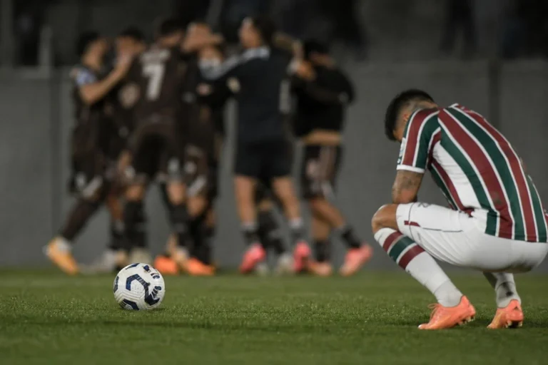 Fluminense perde para o Platense, mas avança à semifinal da Libertadores
