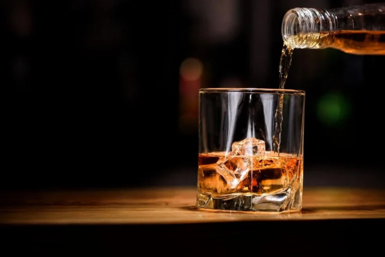 Garrafa de Macallan 30 anos é anunciada por R$ 45.999 no Mercado Municipal