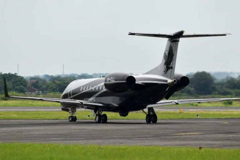 Legacy 650 associado a Vorcaro foi usado em voos de Flávio Bolsonaro e Alexandre de Moraes