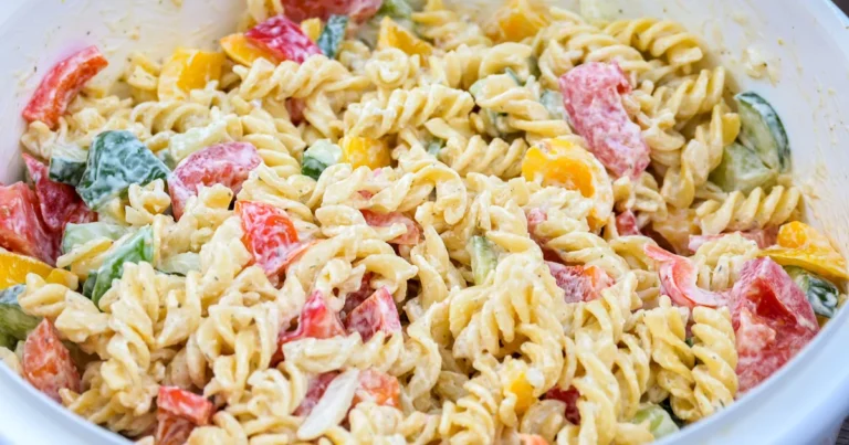 Macarrão salada com presunto, muçarela e vegetais