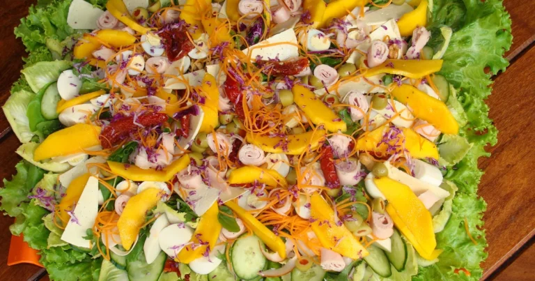Salada tropical com folhas, manga e peito de peru