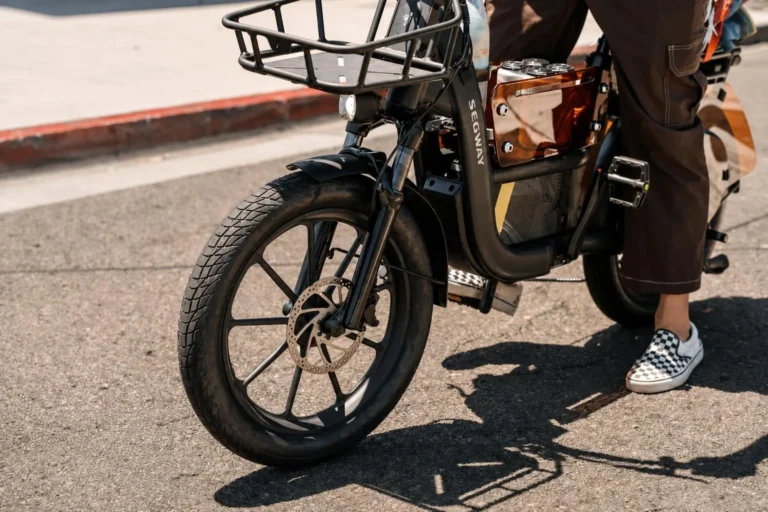 Segway apresenta bicicleta elétrica de carga com autonomia de até 117 km e câmbio automáti…