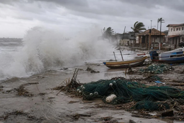 Tsunami meteorológico atinge litoral de Santa Catarina e provoca danos materiais