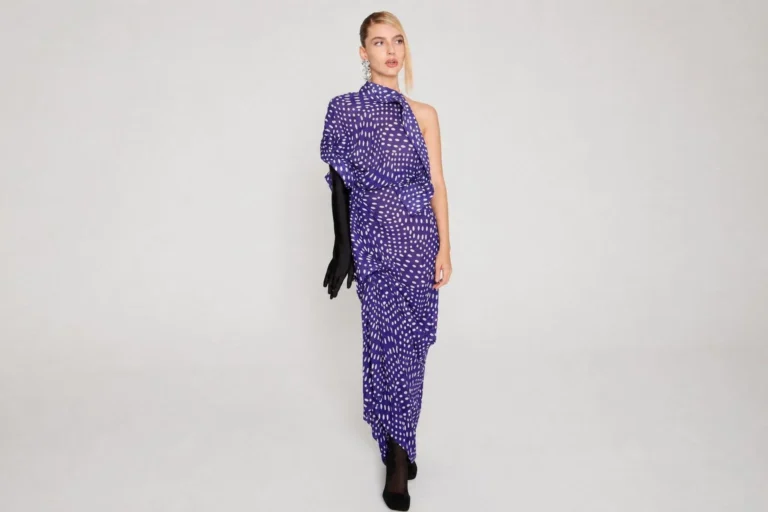 Alanis Guillen usa vestido roxo de poá na première de “Amor da Minha Vida” no Rio
