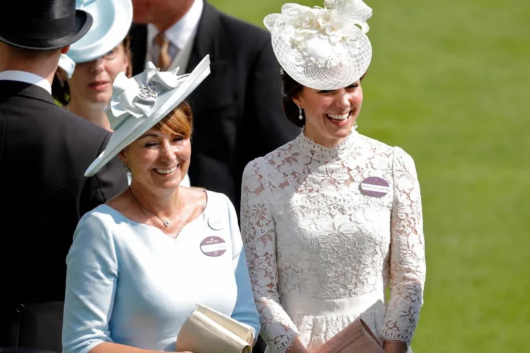 Apoio a Kate e William aproximou pais da princesa de Gales da rainha Elizabeth II