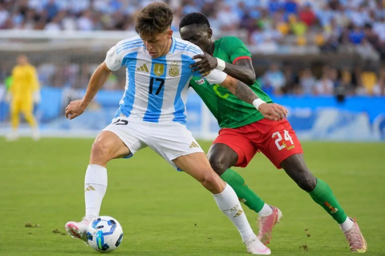 Argentina goleia Burkina Faso por 7 a 0 em amistoso; Giay sofre pênalti