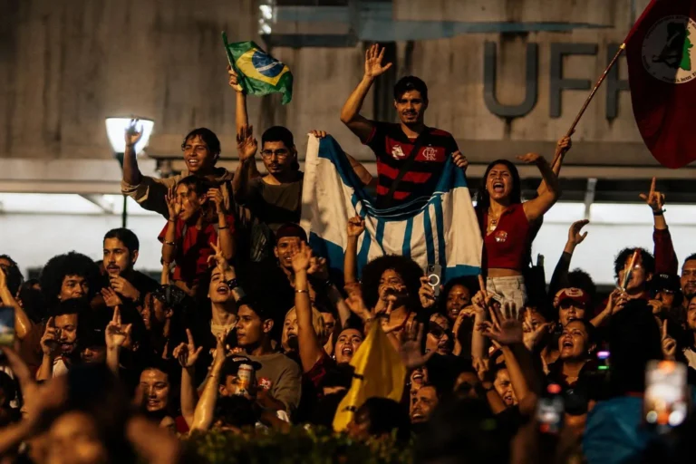 Ato de estudantes da UFF em Niterói inicia mobilização pela virada de Lula