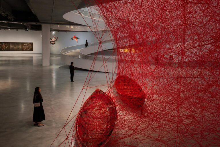 Bienal de Curitiba reúne mais de 300 artistas de 38 países em edição presencial