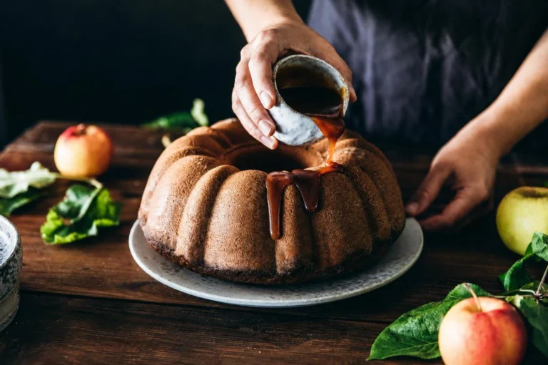 Bolo de cenoura com calda de chocolate foi a receita mais buscada no Brasil