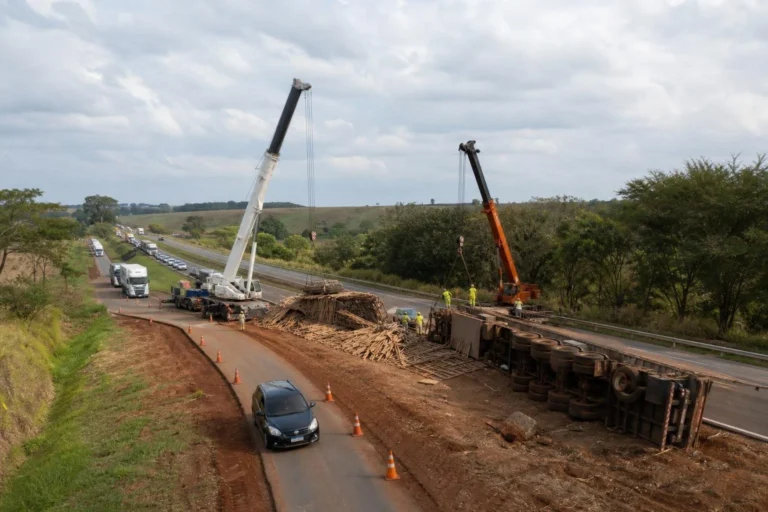 BR-365 tem tráfego por desvio após carreta tombar no km 592, em Uberlândia