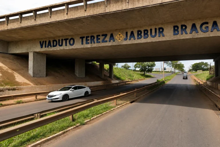 Cadeirante de 75 anos é atropelado ao trafegar pela Avenida Segismundo Pereira, em Uberlân…