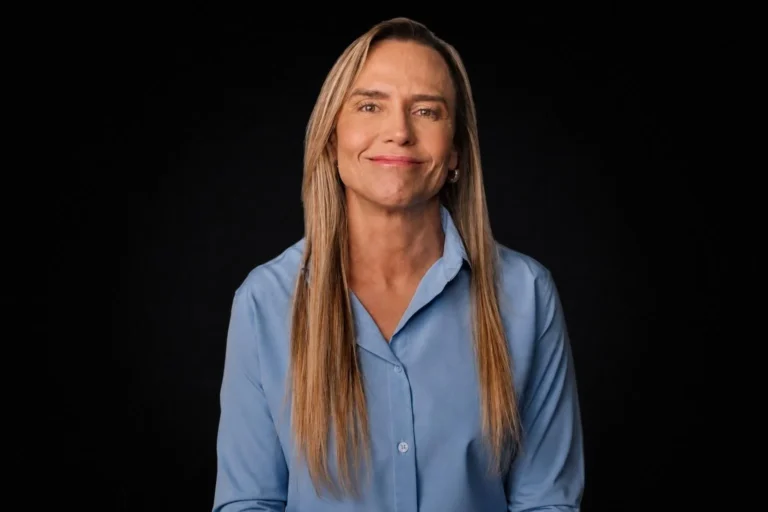 Celina Leão é reeleita no Distrito Federal; Flávio Bolsonaro lidera apuração presidencial