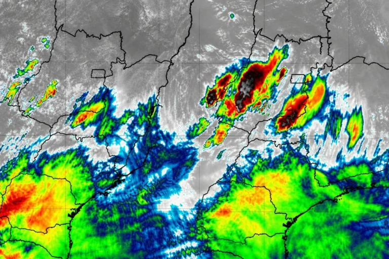 Chuva de granizo atinge duas regiões de Minas e sistema provoca chuva em Uberlândia