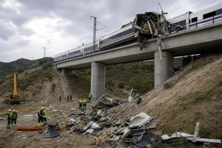 Colisão entre trens de alta velocidade deixa pelo menos 30 mortos na Espanha