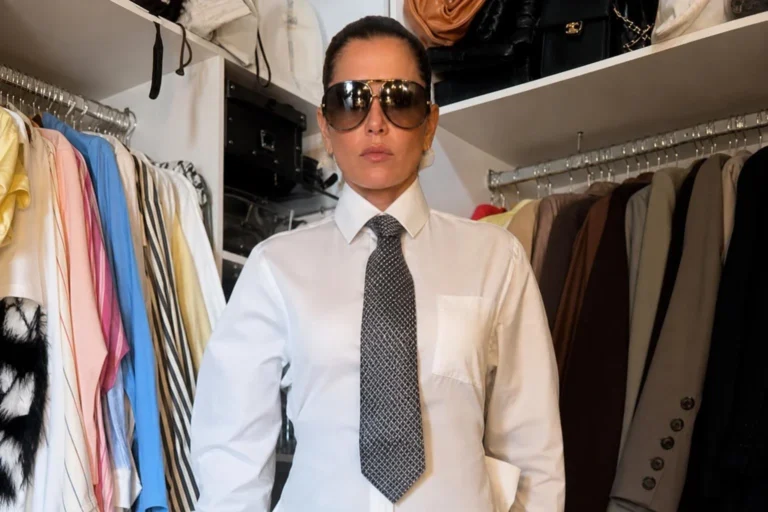 Deborah Secco aposta em camisa social, gravata e minissaia em produção fashionista