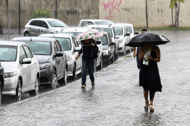 Defesa Civil emite alerta amarelo para chuva moderada em Uberlândia neste domingo de eleiç…