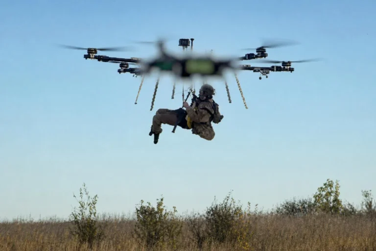 Drone pesado é usado para evacuar soldado ferido na Ucrânia