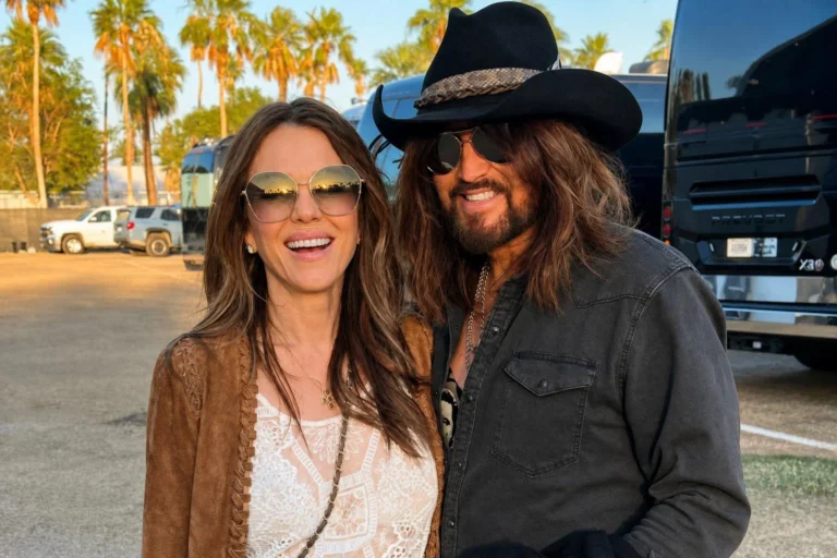 Elizabeth Hurley diz que filhos independentes tornam relacionamento com Billy Ray Cyrus ma…