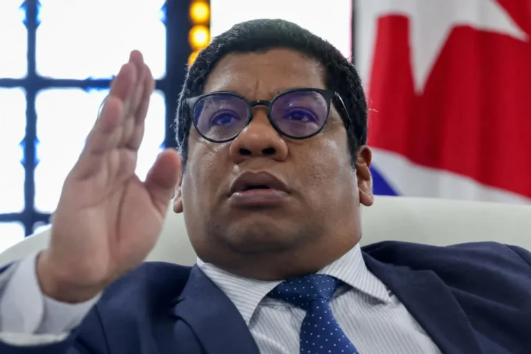 Embaixador de Cuba no Brasil avalia como real risco de invasão pelos EUA