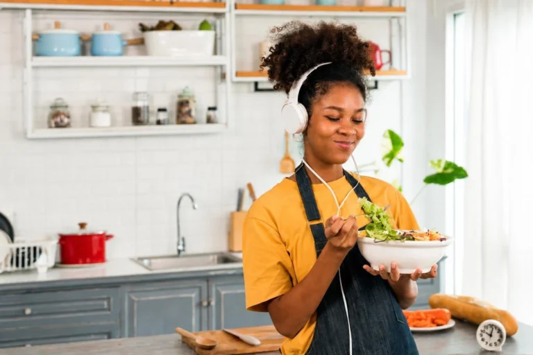 Estudo sugere que ouvir música durante as refeições pode realçar o sabor dos alimentos