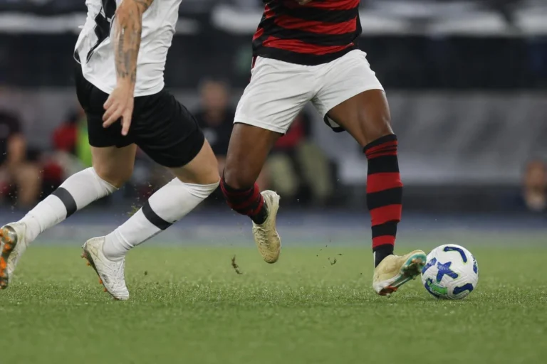 Flamengo vence Vasco por 4 a 1 no Nilton Santos e amplia vantagem na liderança