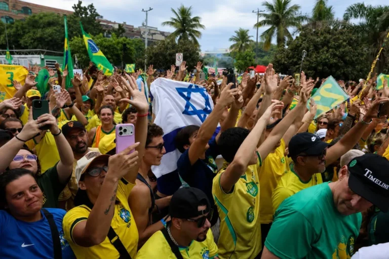 Flávio Bolsonaro e Lula encerram campanha com atos em Minas, Rio e São Paulo