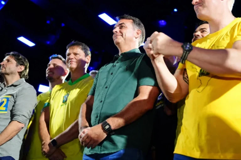 Flávio Bolsonaro participa de atos em Guarulhos e Fortaleza, enquanto Lula faz campanha em…