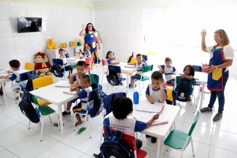 Flávio Bolsonaro propõe ampliar escolas cívico-militares, e Lula prioriza educação integra…
