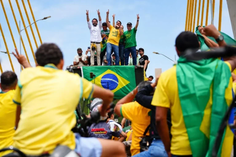 Flávio participa de motociata no Pará, e Lula faz caminhada de campanha no Rio Grande do S…