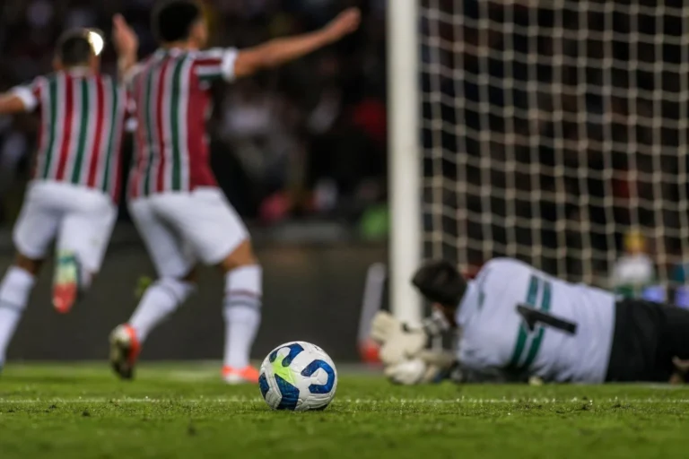 Fluminense goleia o Coritiba por 4 a 0 e assume terceiro lugar no Brasileirão