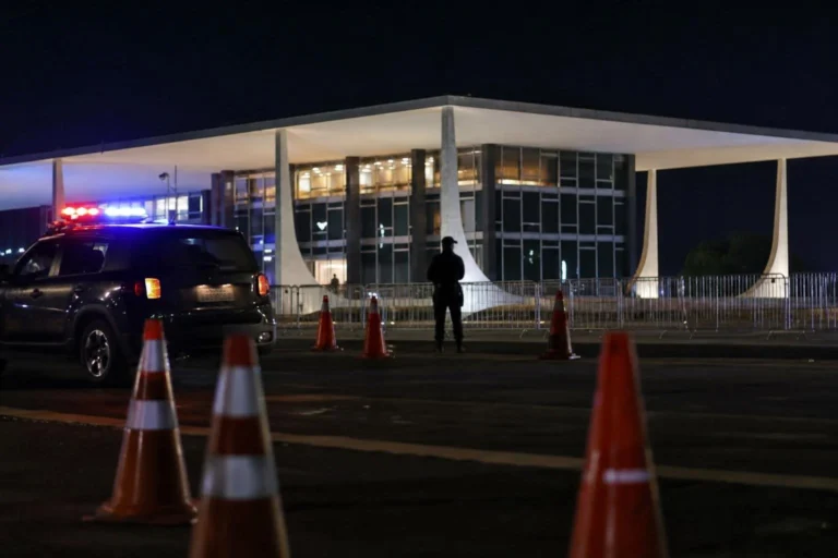 Homem é preso após tentar invadir sede do STF em Brasília