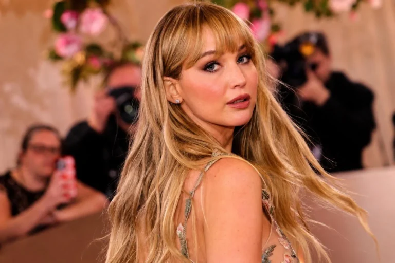 Jennifer Lawrence relata aumento dos seios após maternidade e planeja lifting facial