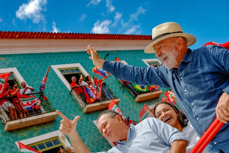 Lula anuncia PEC para tarifa zero e Flávio Bolsonaro recebe apoio de sertanejos